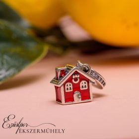 Ezüst piros házikó charm