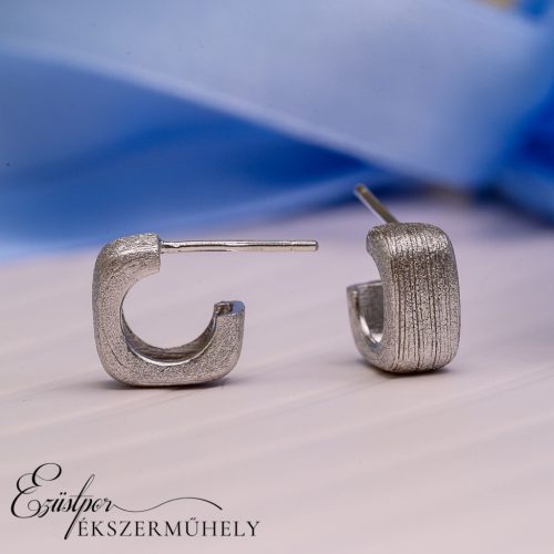 Ezüst csiszolt felületű fülbevaló