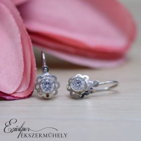 Arany virágos babafülbevaló