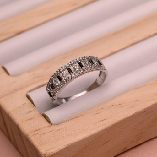 Arany fekete-fehér cirkónia köves gyűrű