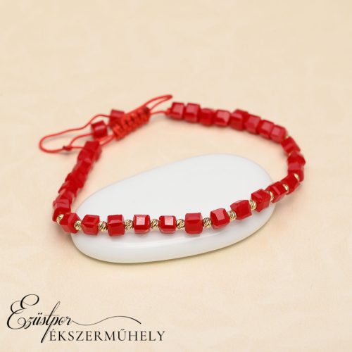 Arany bogyós karkötő piros kockákkal