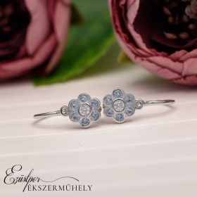 Arany virágos babafülbevaló