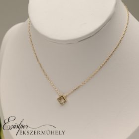 Arany nyaklánc négyzet medállal